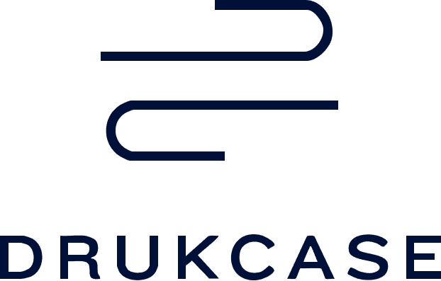 Drukcase logo in donkerblauw op witte achtergrond